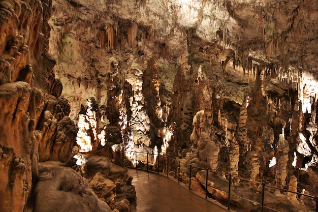America’s Caves & Caverns: Your 2025 Guide to Underground Wonders Tour